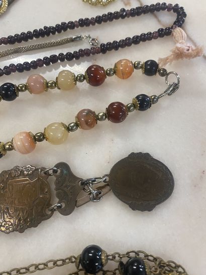 LOT OF COSTUME JEWELRY 
Necklaces, rings...