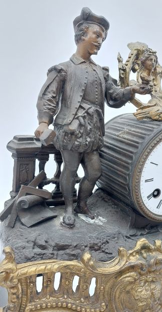 PENDULE en régule doré et patiné, surmontée...