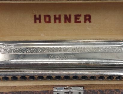 HONNER 
Two harmonicas in a box