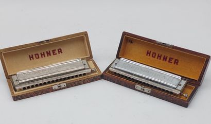 HONNER 
Two harmonicas in a box