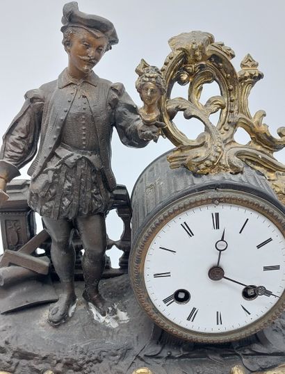 PENDULE en régule doré et patiné, surmontée...