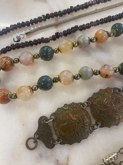 LOT OF COSTUME JEWELRY 
Necklaces, rings...