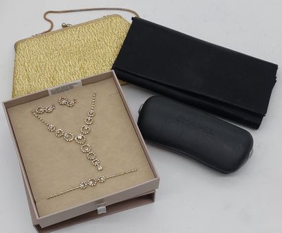 LOT comprenant :
- une pochette noire
- un...