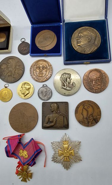 LOT OF MEDALS in bronze including: 
- To...