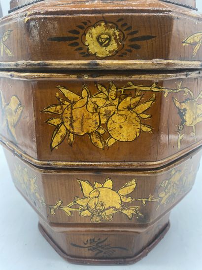 WEDDING BASKET in lacquered wood decorated...