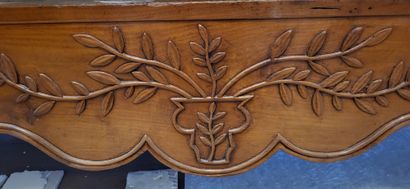ARMOIRE RUSTIQUE en merisier mouluré et sculpté,...