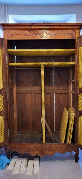 ARMOIRE RUSTIQUE en merisier mouluré et sculpté,...