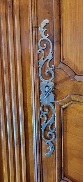 ARMOIRE RUSTIQUE en merisier mouluré et sculpté,...