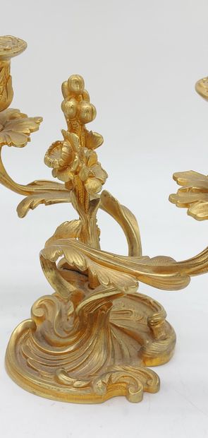 PAIRE DE PETITS CHANDELIERS gilt bronze and...