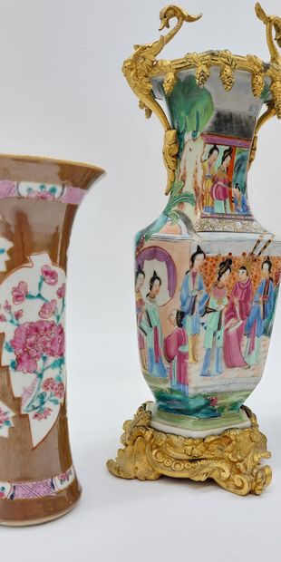 CHINA
Pair of Chinese porcelain vases with...