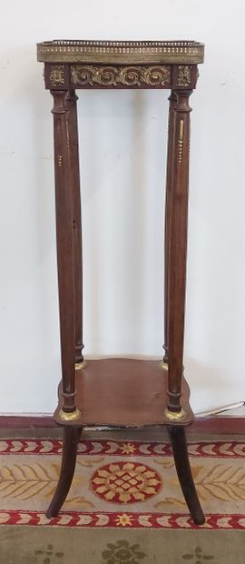 SELLETTE en bois naturel, garnie de bronzes...