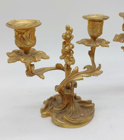 PAIRE DE PETITS CHANDELIERS gilt bronze and...