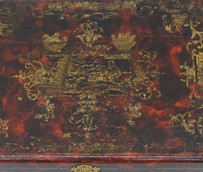LITTLE BOX in lacquer with gold leaf decoration,...