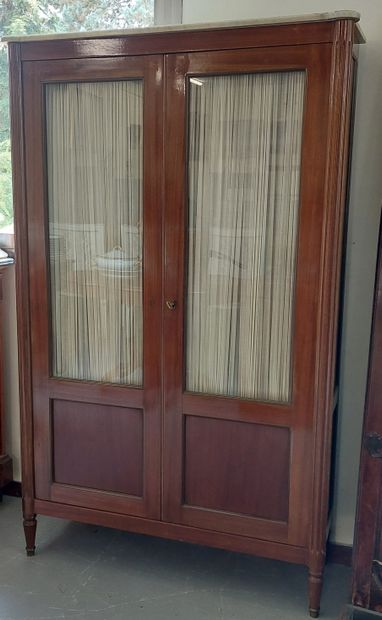 VITRINE in mahogany and mahogany veneer,...