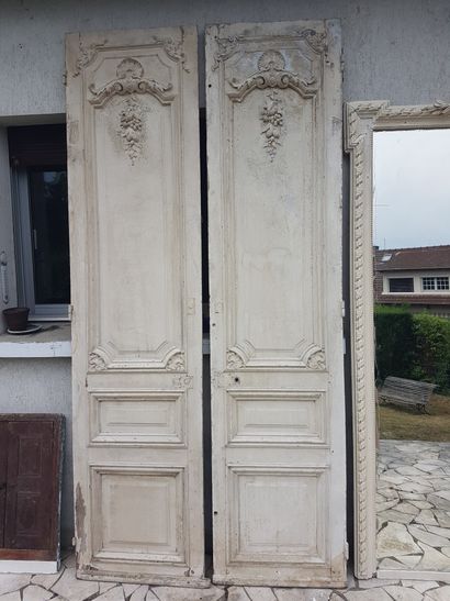 PAIR OF WOODEN DOORS in moulded oak
2.80...