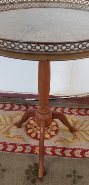 GUERIDON tripode, à galerie ajourée en laiton,...