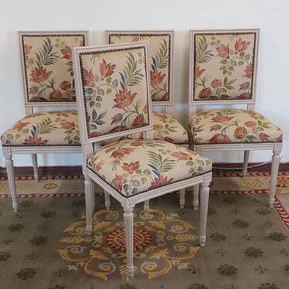 SUITE DE QUATRE CHAISES en bois laqué, tissu...