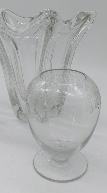 THREE crystal PIECES: 
- 1 small Baccarat-stamped...