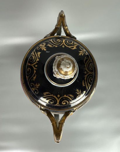 PARIS 
Important vase couvert en porcelaine,...