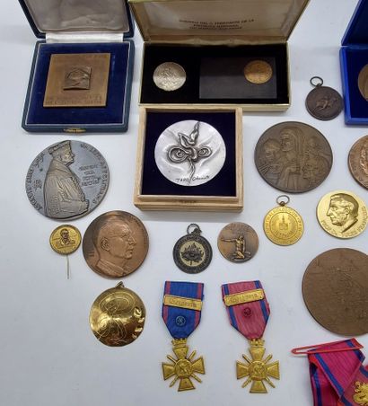 LOT OF MEDALS in bronze including: 
- To...