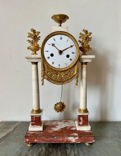 PENDULE PORTIQUE en marbre blanc et bronze...