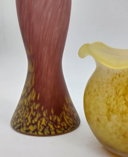 TWO VASES in pâte de verre 
H: 12 cm and...