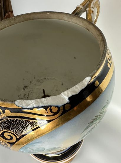 PARIS 
Important vase couvert en porcelaine,...
