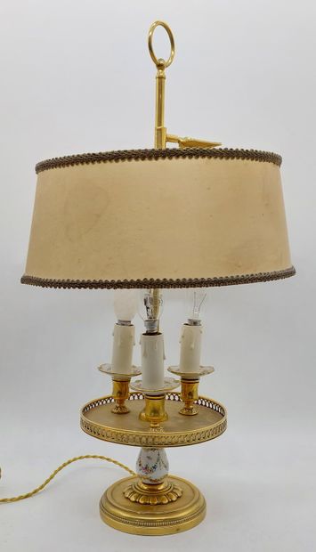 LAMPE BOUILLOTTE en bronze et porcelaine,...