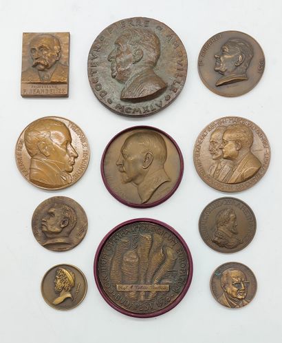 LOT OF MEDALS in bronze including : 
- Laennec...