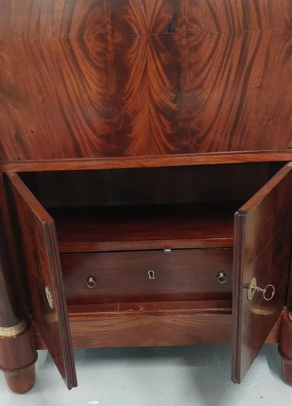 SECRETAIRE A ABATTANT en acajou et placage...