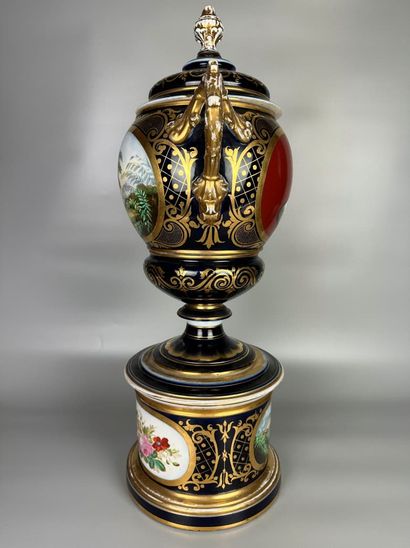 PARIS 
Important vase couvert en porcelaine,...