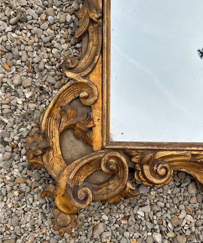 MIROIR de forme chantournée en bois doré,...