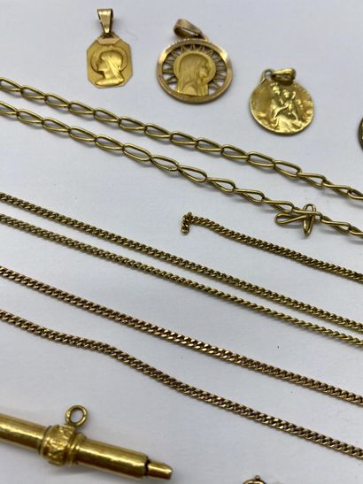 SET
- 5 religious medals in 18K yellow gold.
-...