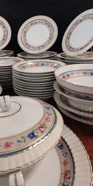 BERNARDAUD A LIMOGES
Porcelain dinner service...