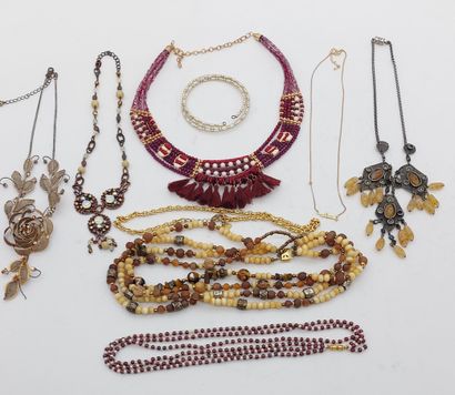 LOT DE BIJOUX FANTAISIES 
Colliers et br...