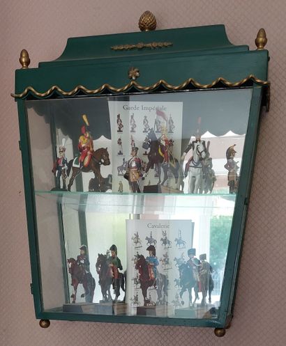 VITRINE MURALE en tôle peinte
Style Empire
H...