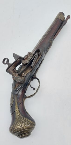PISTOLET A SILEX en fer et laiton ciselé
L...