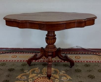 TABLE in natural wood of violonnée form resting...
