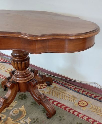 TABLE in natural wood of violonnée form resting...