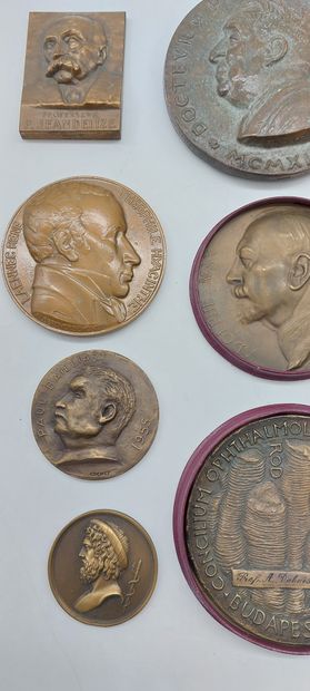 LOT OF MEDALS in bronze including : 
- Laennec...