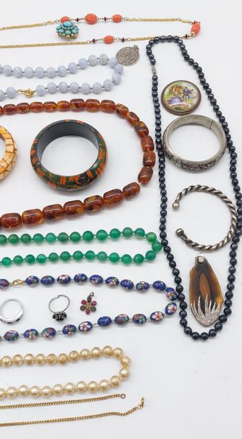 LOT OF JEWELRY FANTAISIES including necklaces,...