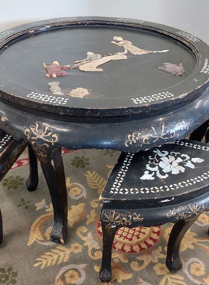 TABLE BASSE en bois laqué noir à décor de...