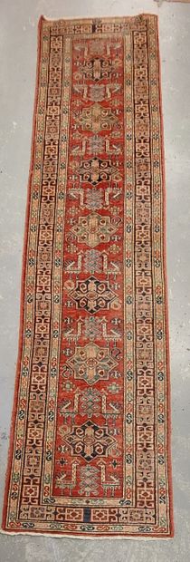 GALLERY RUG in handmade wool in red tones
268...