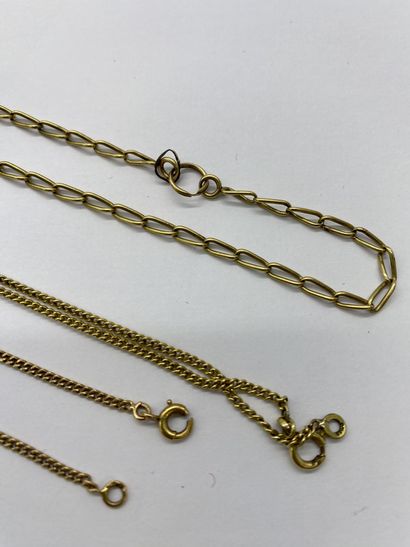 SET
- 5 religious medals in 18K yellow gold.
-...