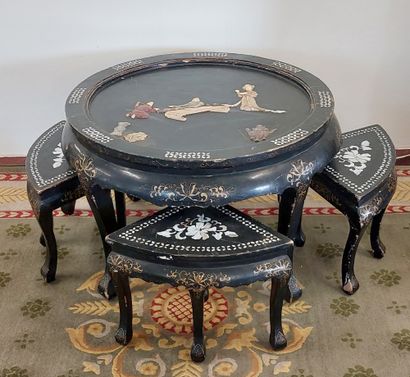 TABLE BASSE en bois laqué noir à décor de...