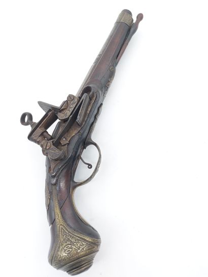 PISTOLET A SILEX en fer et laiton ciselé
L...