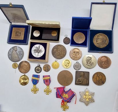 LOT OF MEDALS in bronze including: 
- To...