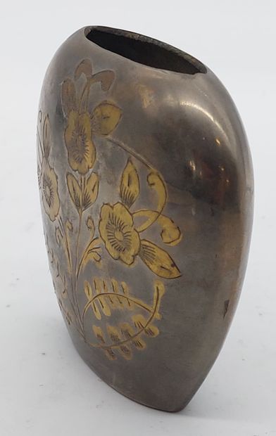 VASE en dinanderie à décor floral
H : 11...