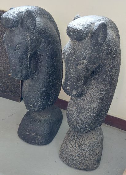 PAIR OF HORSE HEADS in composite stone
H...