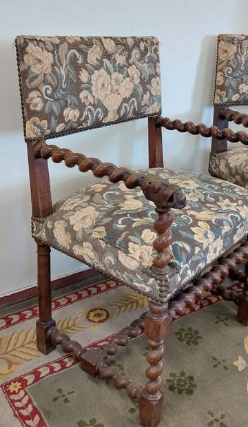 PAIRE DE FAUTEUILS piètement et entretoise...